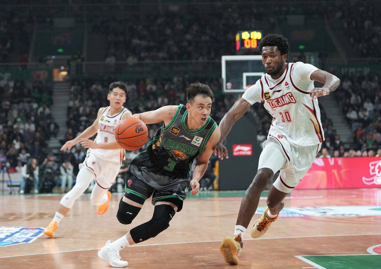 B体育官网：CBA外援表现抢眼，本土球员如何与之抗衡？的简单介绍